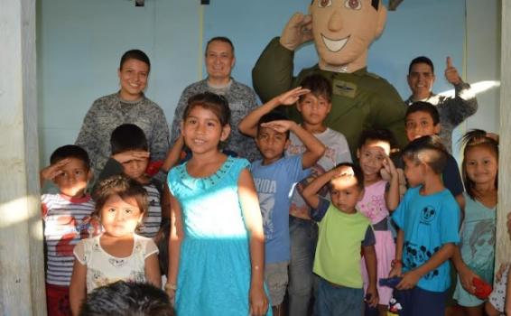 Niños y miembros del Gaama en una foto