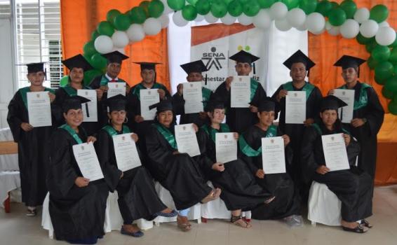 Personas sosteniendo diploma de graduacion