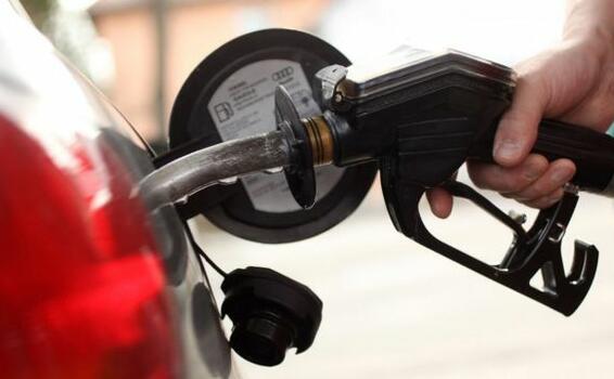 Gasolina este martes sube Persona llenado el tanque de gasolina de un carro