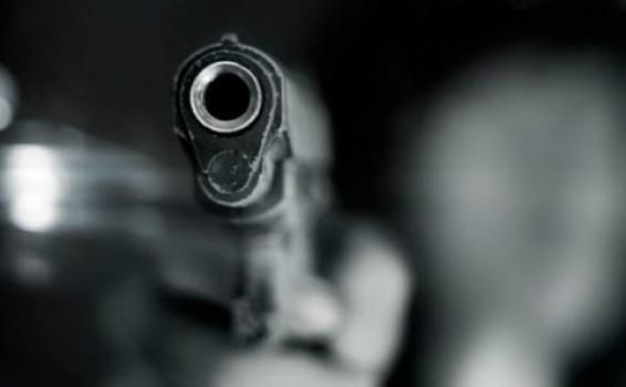 Baleado polícia colombiano em Tabatinga Pessoa com arma