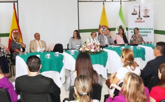 En el marco de la conmemoración del Día Nacional del Defensor de Familia Personas en una reunion