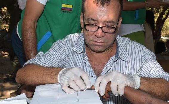 ICBF realizo la entrega del niño Personas en una oficina con un niño brasilero