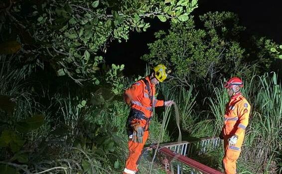 image for Bombeiros resgatam homem que ficou preso em cisterna por mais de 10h