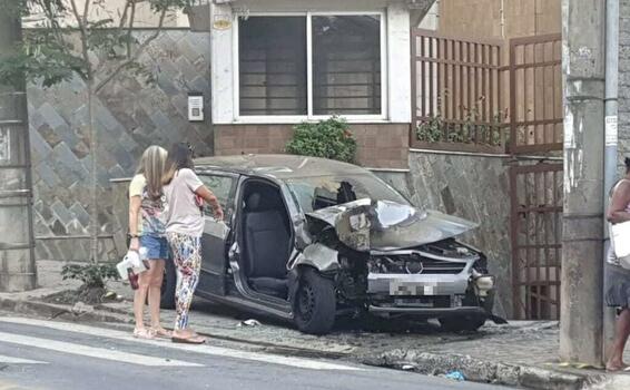 image for Idosas morrem após carro bater em muro e pegar fogo no bairro Silveira