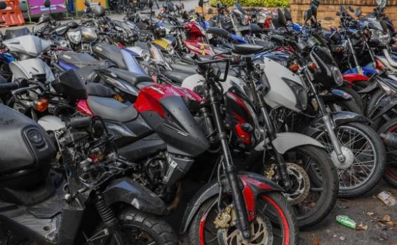 Motos que venian siendo vendidas por internet Decenas de motos en un parqueadero