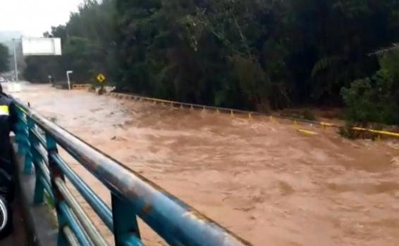 Emergencia invernal causó estragos en Santa Elena y afecto al oriente Puente en Medellin