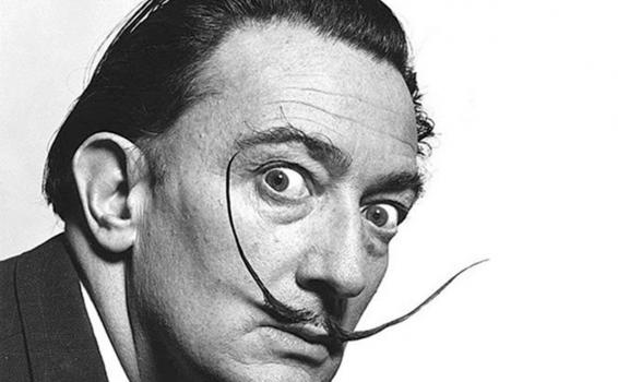 Salvador Dalí cumple 30 años de fallecido Salvador Dal en foto a blanco y negro de perfil