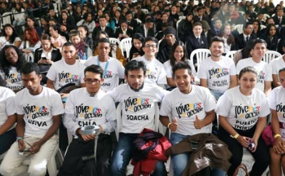 Jovenes en Acción inicia jornadas de prerregistro Personas en una reunion de jovenes
