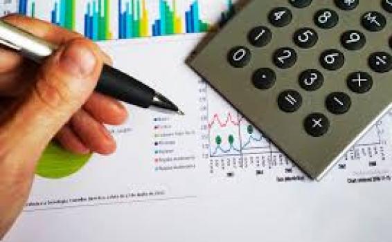 Presupuesto para el 2019 aprobado Una calculadora en una mesa
