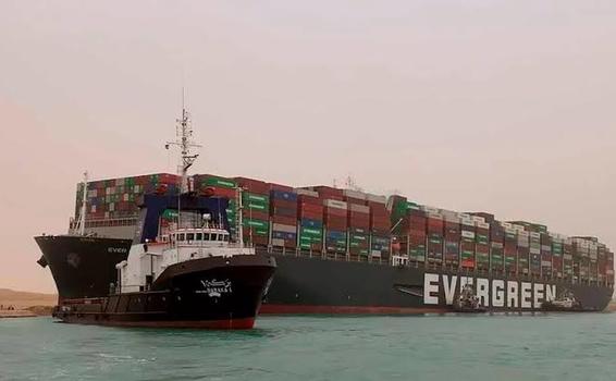 image for Portacontenedores permanece atascado en el canal de Suez