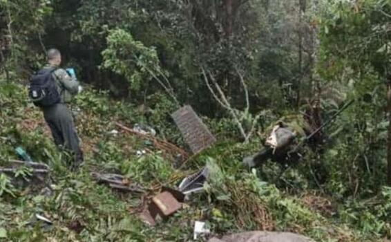 image for Primeras imágenes del helicóptero que cayó en Antioquia