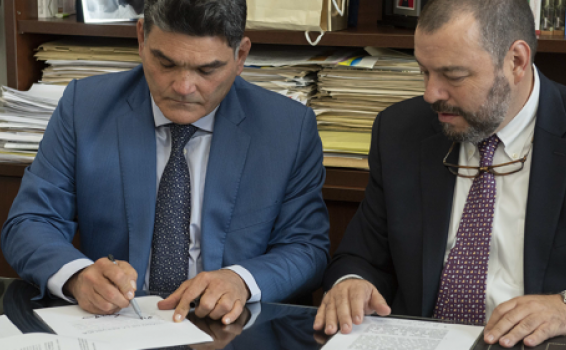 Carlos Negret junto a Gregorio Eljach Pacheco firmado documentos