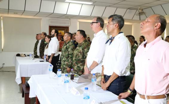 Noticias del ejercito Personas en una reunion