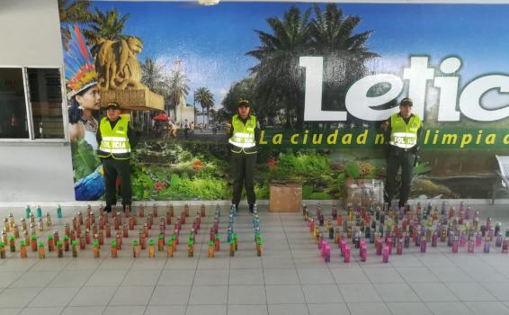 Personal de la policia en frente de contrabando incautado