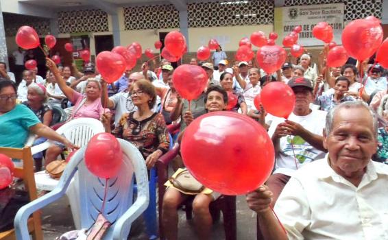 Adeultos mayores en actividades ludicas en el dia de San Valentin