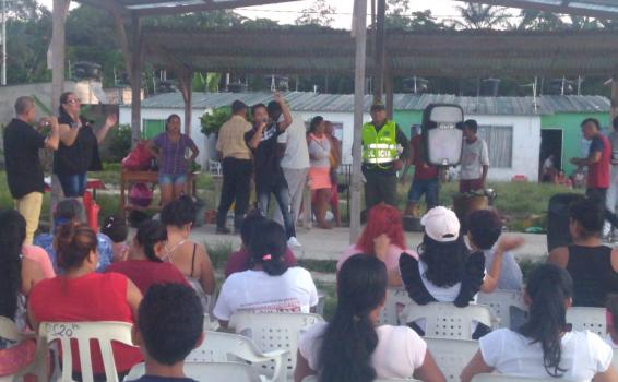 Campañas de la policia con la comunidad Personas en una sala de reuniones