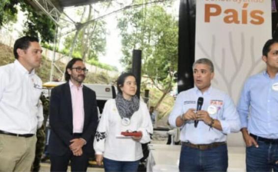 Presidente Duque con funcionarios de gobierno al lado