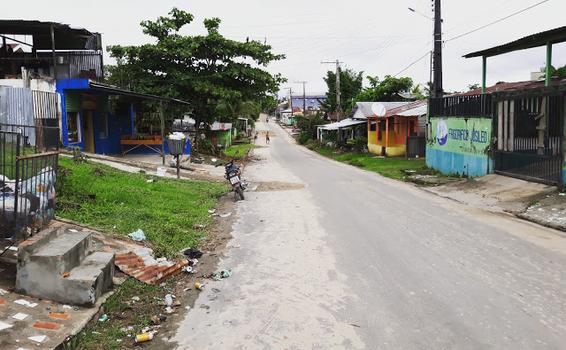 image for Adolescentes roubam aparelho de carro e jogam pedra no rosto do proprietário