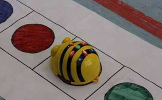 image for Alumnos de jardín aprenden a programar con una abeja robot