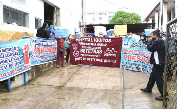 image for Trabajadores del hospital protestaron  por mal estado del local de contingencia