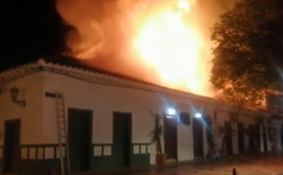 Imagen desde un edificio de barranquilla en incendio de noche