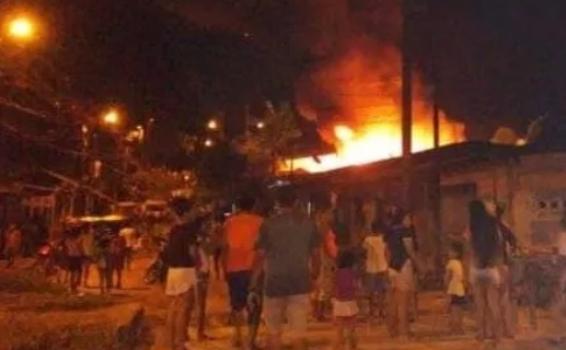 Hombre por celos prendio fuego a la casa de su exnovia Casa con llamas por incendio
