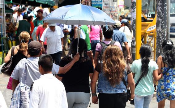 Personas caminado en Peru