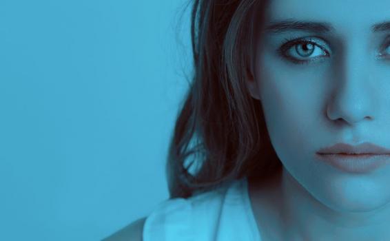 El dia más triste del año Mujer una foto de perfil a tono de fondo azul