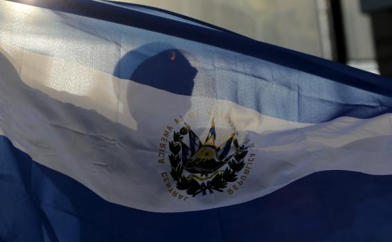 Persona sosteniendo una bandera del Salvador