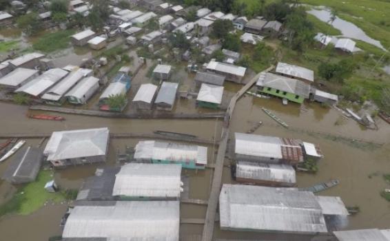 Quatro municípios decretaram situação de emergência Rua inundada vista de um aviao