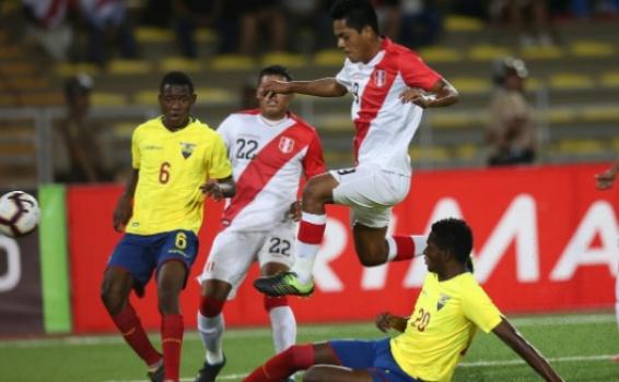 Jugadores de las selecciones de Peru y Ecuador en un partido