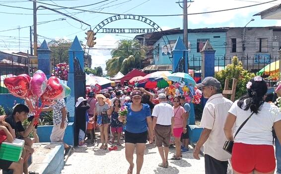image for Ciudadanos visitaron a madres fallecidas en los cementerios de Iquitos