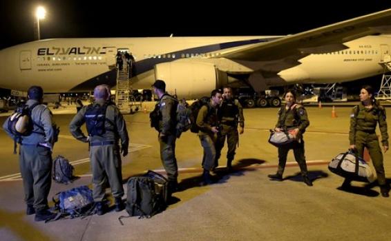 Militares que chegaram de Israel Pessoas em um aeroporto