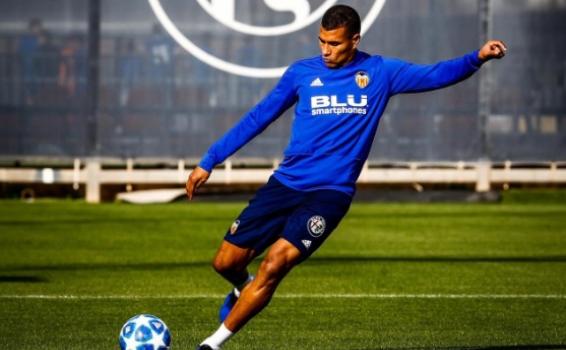 Jerson Murillo con un balon de futbol