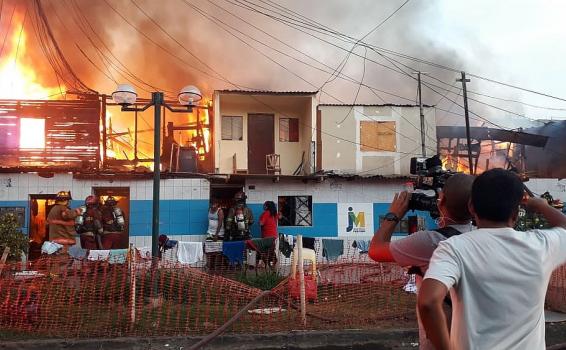 Viviendas en la cuadra 24 de la avenida incendiandose 