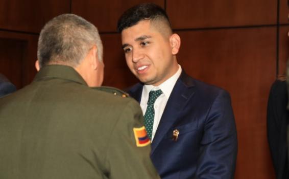 medalla de la Dirección de Protección y Servicios Especiales Cabo segundo Ministro de Vivienda recibiendo la medalla Cabo segundo Luis Eduardo Pinto Fuentes