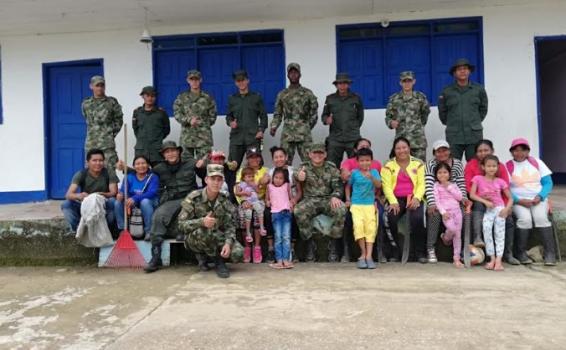 Policia y comunidad embellecieron escuela para los niños Personas en una foto de recuerdo