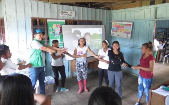 Jovenes en actividades ludicas con el ICBF