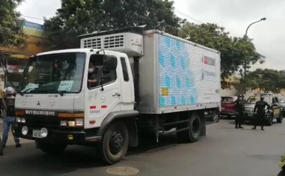 image for Primer lote de vacunas de Sinopharm llegó al Hospital Arzobispo Loayza