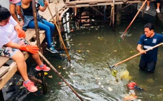 Personas haciendo limpieza en belen