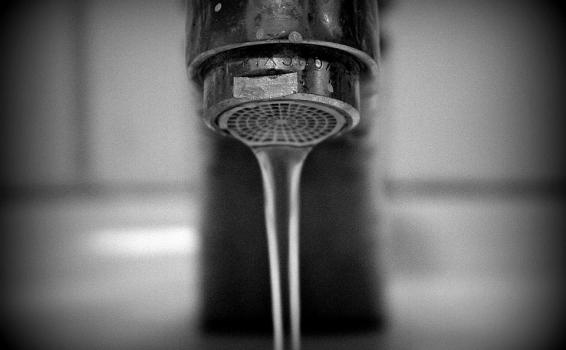 Habitantes de Puerto Tejada bloquean vías por desabastecimiento de agua Llave de agua abieta