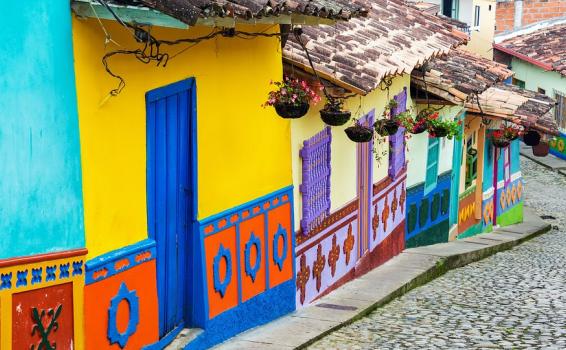 Calle antigua de lugar turistico en Colombia