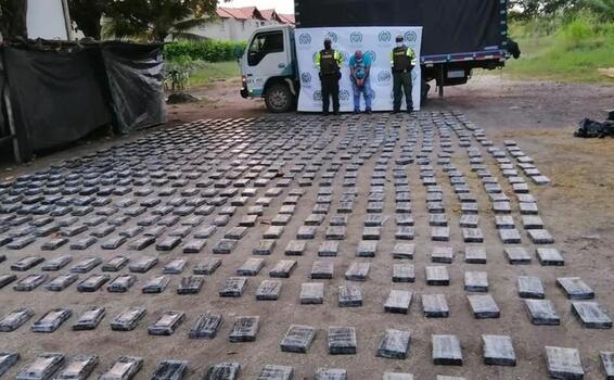 image for Policía de Colombia incauta cuatro toneladas de cocaína en El Salvador