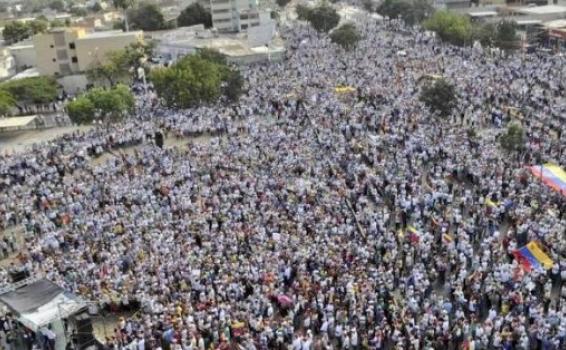 Miles de personas manifestando en calle de Venezuela