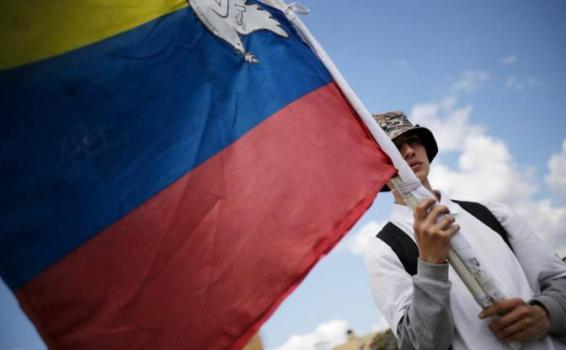 Persona sosteniendo una bandera