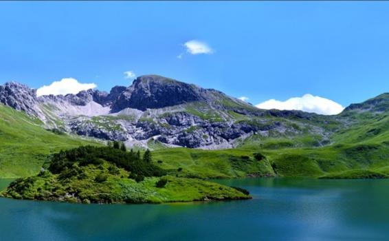 Imagenes de montañas a orilla de un rio