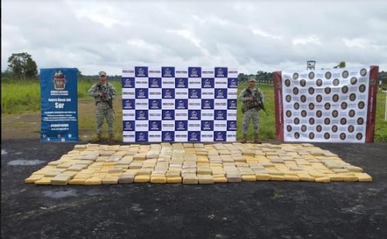 Paquetes de marihuana en el suelo organizada en filas