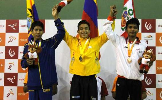 Delegacion nacional ya suma 30 medallas en los Sudamericanos en Peru Deportistas recibiendo medallas