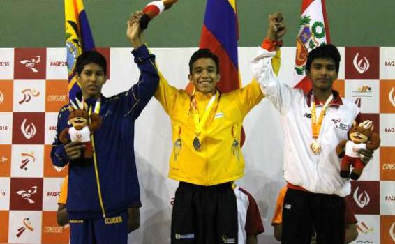 Deportistas recibiendo medallas