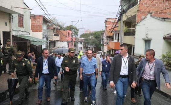 Autoridades en Medellin en la comuna 13 subiendo